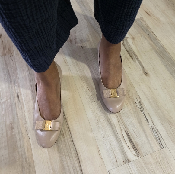SALVATORE FERRAGAMO Vara Nuetral Leather Gold Bow Low Heels Size 9B - Picture 4 of 17
